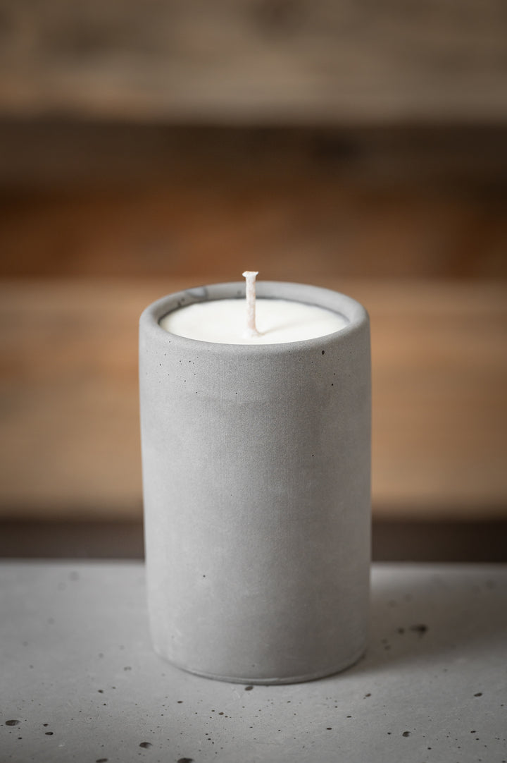 Poured candle in handmade concrete | Various scents and colors